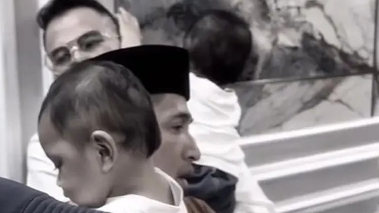 Momen haru Raffi Ahmad dan Irfan Hakim gendong bayi kembar Mpok Alpa di rumah duka. [IG: @raffinagita1717]