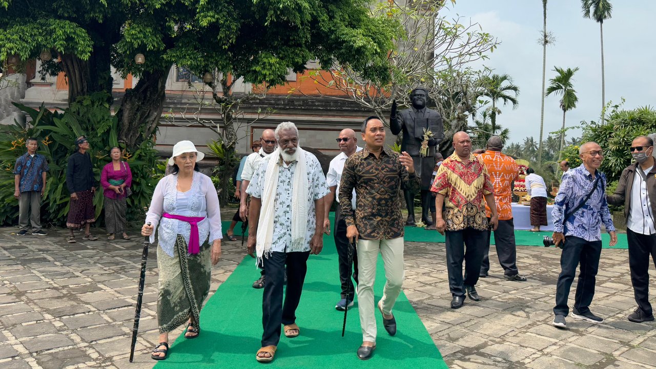 Diplomasi Budaya: Indonesia Persembahkan Patung Sir Michael Somare untuk PNG