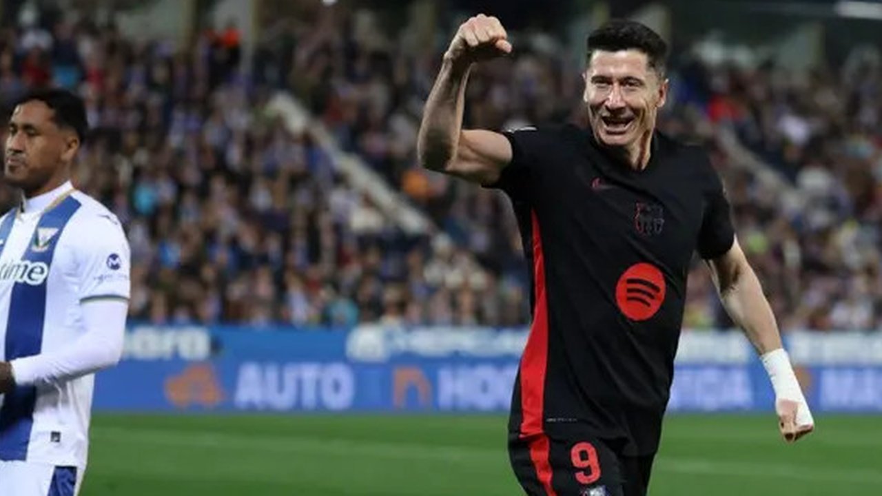 Tiga gol lainnya masing-masing diciptakan oleh Robert Lewandowski, bunuh diri Jelle Bataille, dan Gavi. (LLUIS GENE / AFP)