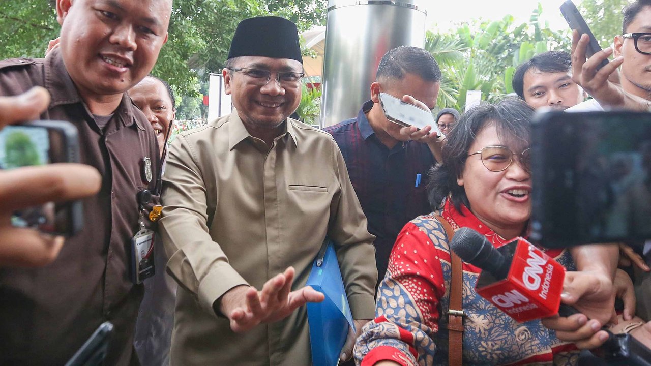 Mantan Menteri Agama Yaqut Cholil Qoumas  saat memenuhi panggilan Komisi Pemberantasan Korupsi di Gedung KPK, Jakarta, Kamis (07/08/2025). Kedatangan Yaqut ke kantor lembaga antirasuah untuk diperiksa dalam kasus dugaan korupsi kuota haji pada 2024.