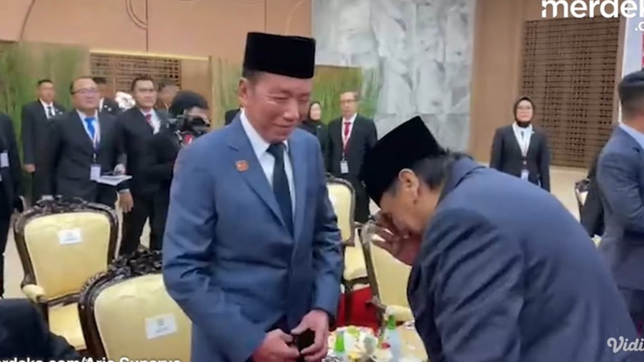 Membungkuk Hormat Komandan 'Korea' Pacul Salami Jokowi di Gedung MPR/DPR