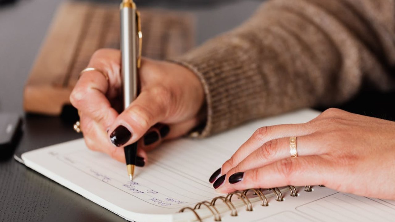 Ilustrasi Menulis Mimpi