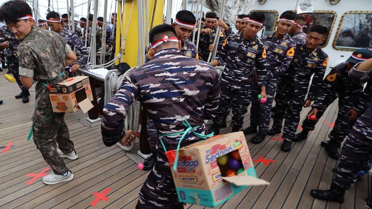 Taruna Akademi TNI AL (AAL) Angkatan ke-7,  Korps Pelaut dan peserta ASEAN Plus Cadet Sail (APCS) 2025 mengikuti lomba 17an di atas geladak KRI Bima Suci saat melintasi Selah Aroih, Aceh, Jumat (15/08/2025).