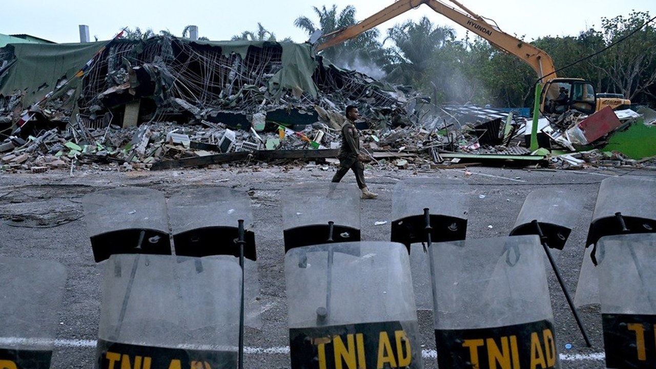 Pasukan gabungan TNI, Polri dan Satpol PP berjaga dengan tameng saat berlangsungnya eksekusi Cafe Duku Indah (CDI) di kawasan Kutalimbaru, Deliserdang