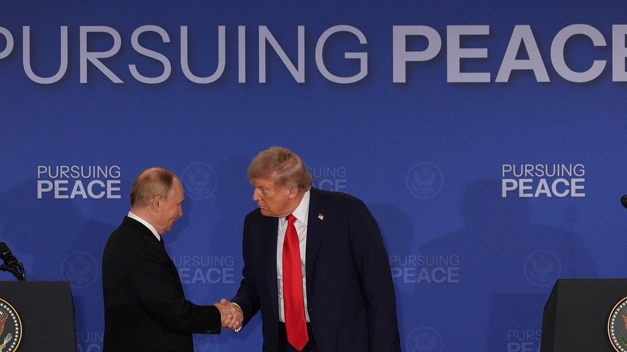 Presiden Donald Trump dan Presiden Rusia Vladimir Putin saat  konferensi pers di Pangkalan Gabungan Elmendorf-Richardson, Alaska, Jumat (15/08/2025) waktu setempat.