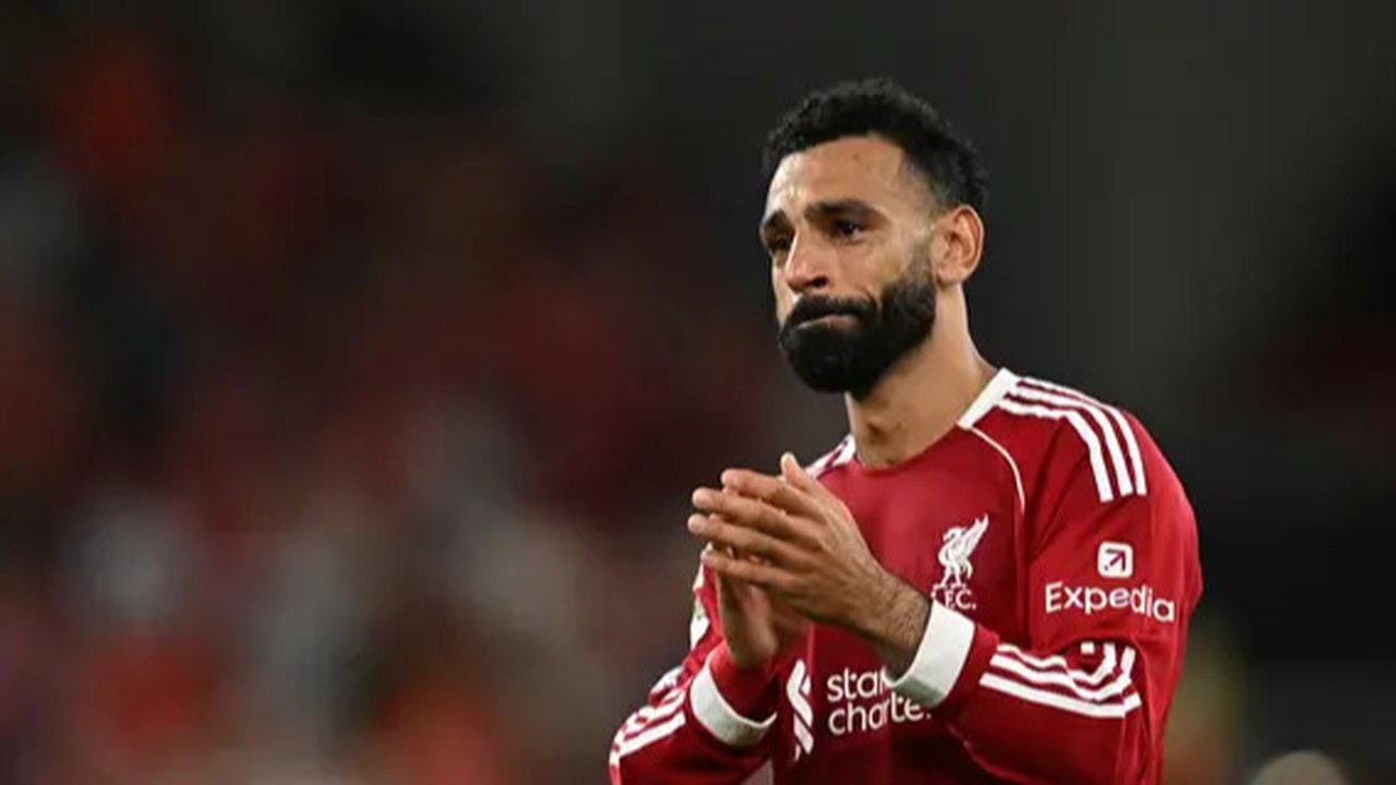 Tangis Mohamed Salah pecah mengenang Diogo Jota selepas laga Liverpool vs Bournemouth pada pekan 1 Premier League 2025/2026, Sabtu (16/8/2025) dini hari WIB. (Paul ELLIS / AFP)