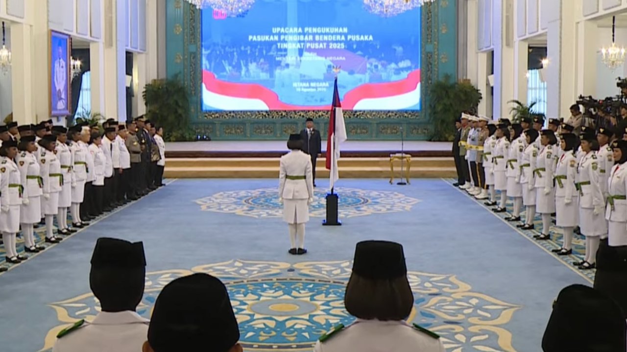 Istana Kukuhkan 76 Anggota Paskibraka Nasional 2025