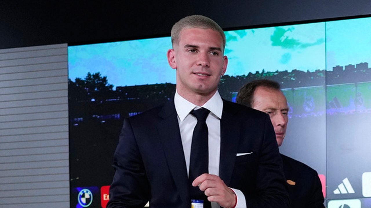 Franco Mastantuono resmi diperkenalkan sebagai pemain Real Madrid, Kamis (14/8/2025). (AP Photo/Manu Fernandez)