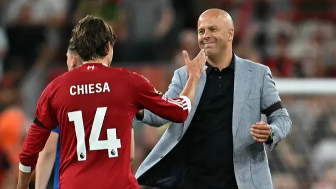 Selebrasi Federico Chiesa usai mencetak gol bagi Liverpool ke gawang Bournemouth di Anfield, Sabtu (16/08/2025) dini hari WIB. (AP Photo/Ian Hodgson).