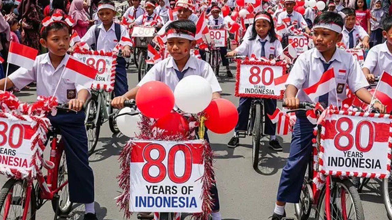 Menghias Sepeda 17 Agustus (Meta AI)