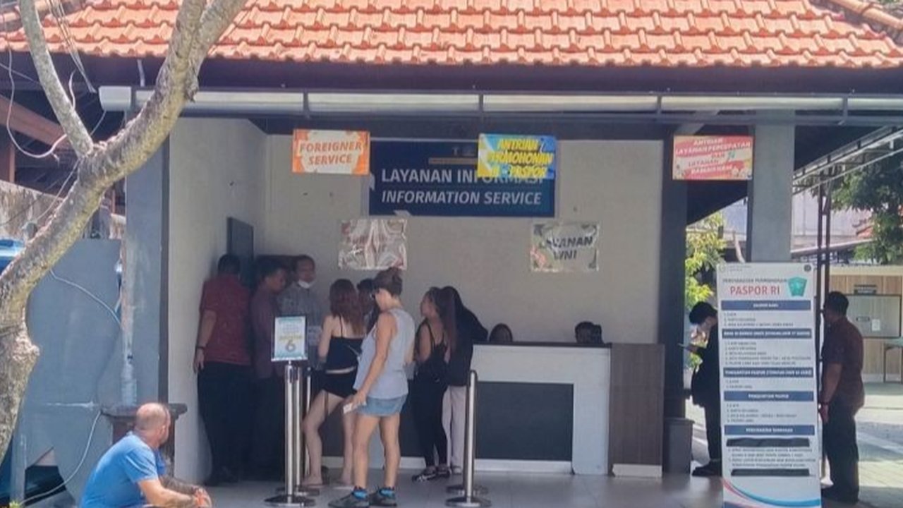 Kantor Imigrasi Denpasar memastikan dugaan investor asing di Bali yang viral sebagai WNA Israel tidak benar. Ternyata ia WNA Jerman, pernah wajib militer di Israel.