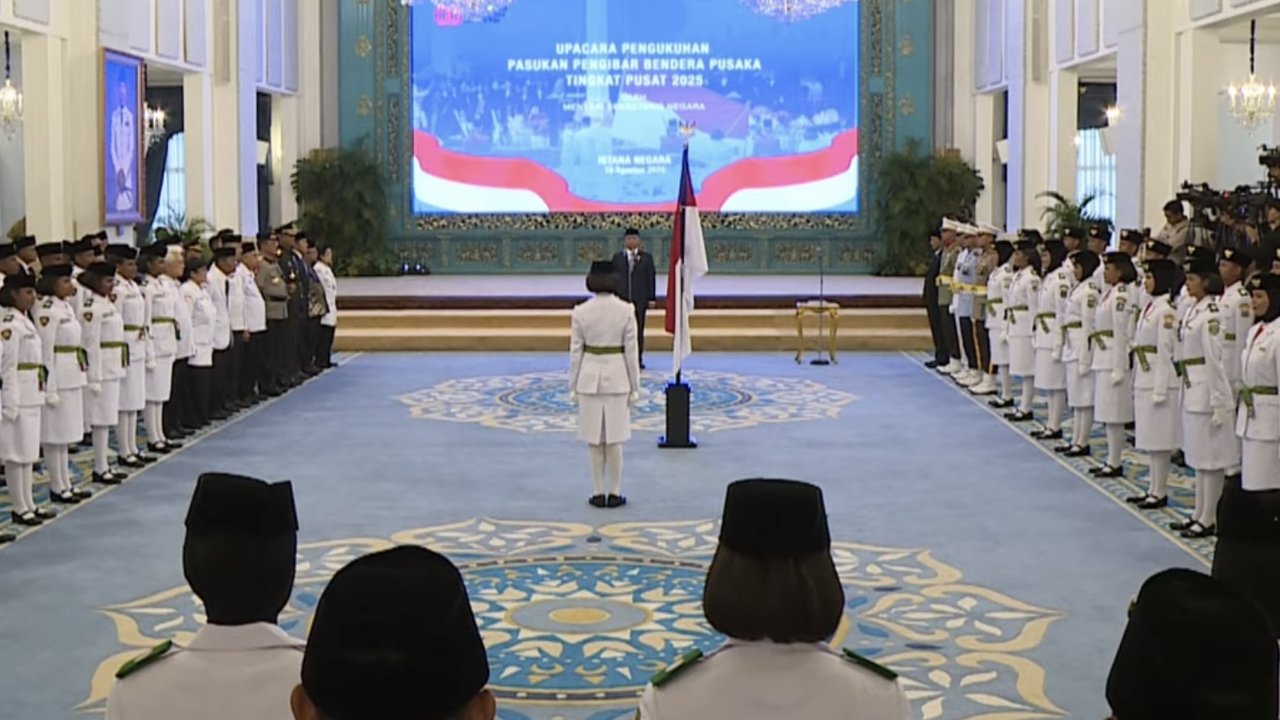 Megawati Soekarnoputri (sebelah kanan) turut hadir dalam momen pengukuhan Paskibraka Nasional 2025 di Istana Negara, Jakarta, Sabtu (16/8/2025) sebagai Ketua Dewan Pembina Badan Pembinaan Ide