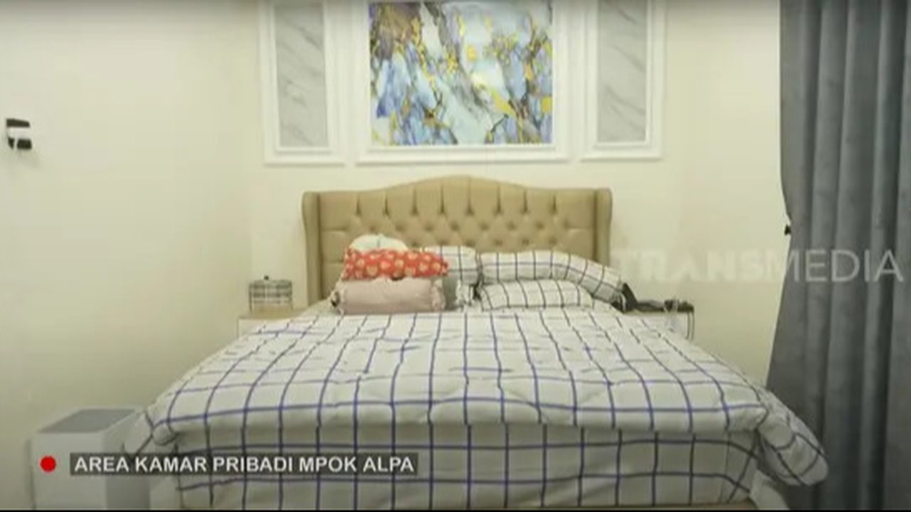 6 Foto Kamar Tidur Mpok Alpa dan Suami, Tampilan Elegan dengan Sentuhan Unik (sumber: YouTube TRANS7 OFFICIAL)