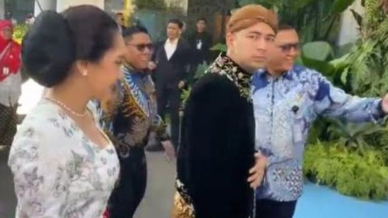 Utusan Khusus Presiden Raffi Ahmad bersama Nagita Slavina tampil serasi dengan busana adat Jawa di peringatan HUT ke-80 RI. Apa makna di balik pilihan busana mereka?