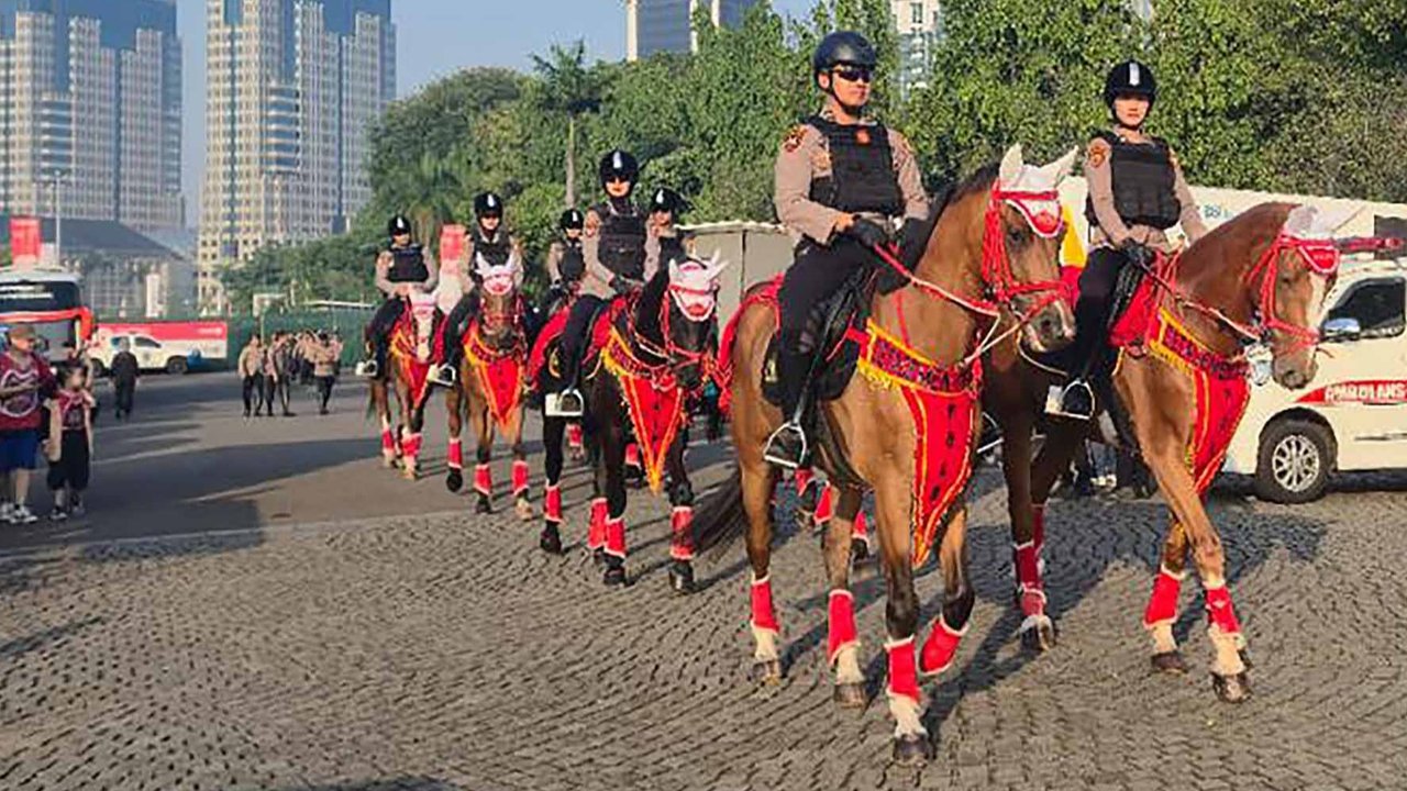 Pasukan berkuda dari Satuan Polsatwa Turangga Polri melakukan patrol di kawasan Monas, Jakarta, Minggu (17/08/2025).