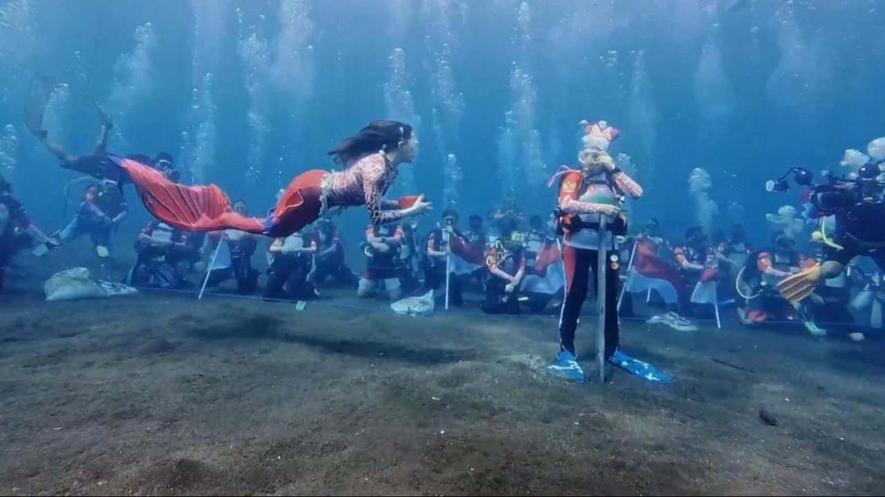 Ketua WASI Tri Tito Karnavian Pimpin Upacara Bawah Laut