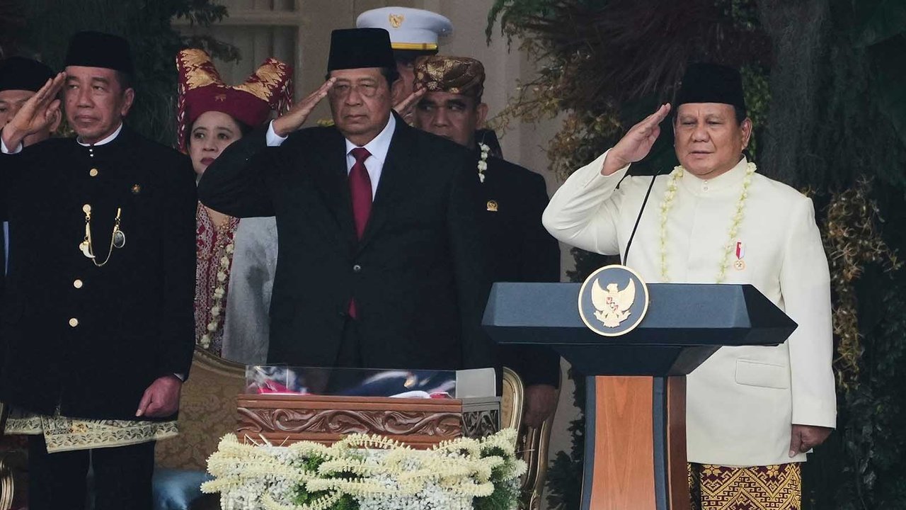 Presiden Prabowo Subianto bersama Presiden ke-6 RI Susilo Bambang Yudhoyono  dan Presiden ke-7 RI Joko Widodo memberi hormat dalam Upacara Peringatan Detik-Detik Proklamasi Kemerdekaan ke-80 RI di Halaman Istana Merdeka, Jakarta, Minggu (17/8/2025).