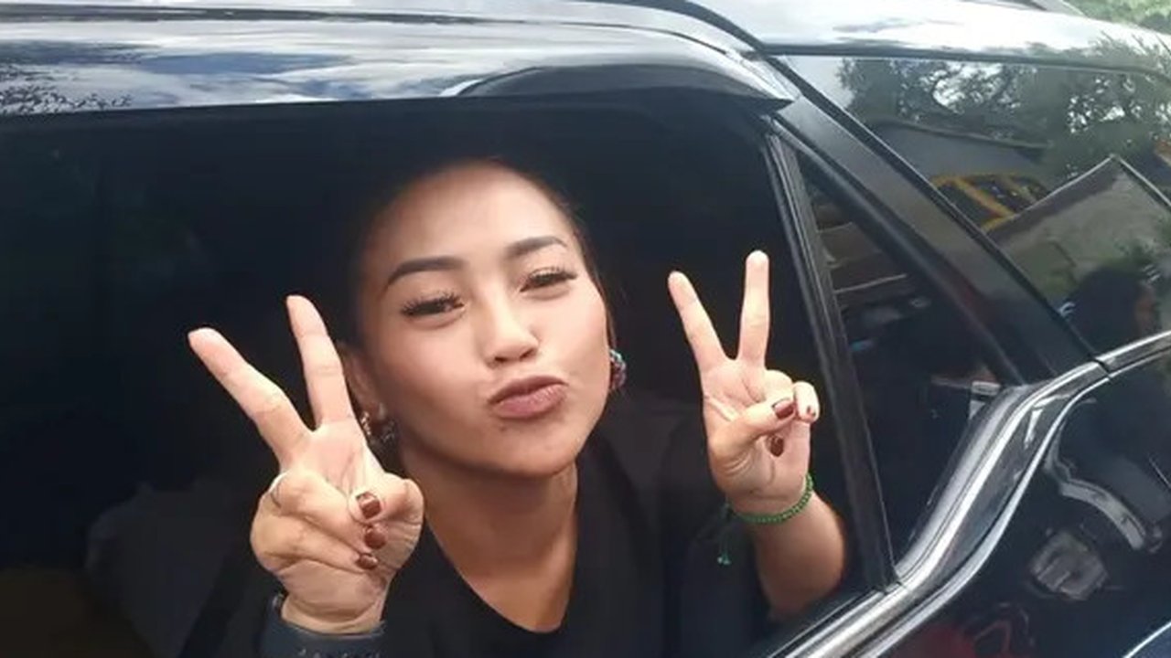 Potret Ajie Darmaji Suami Mpok Alpa yang Setia Mendampingi. (Sumber: Instagram/jie.langit)