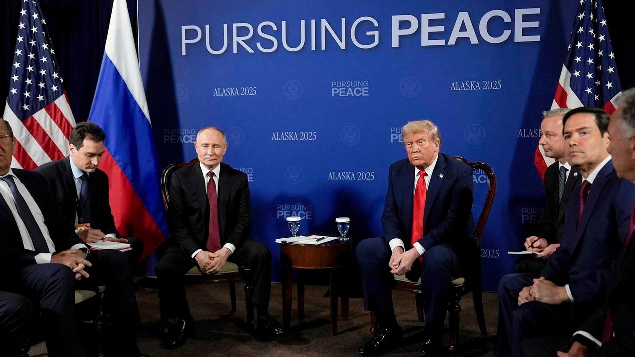 Pertemuan puncak Donald Trump dan Vladimir Putin di Alaska memicu beragam tanggapan pemimpin Eropa, dari optimisme hingga seruan langkah konkret. Apa dampaknya bagi stabilitas global?