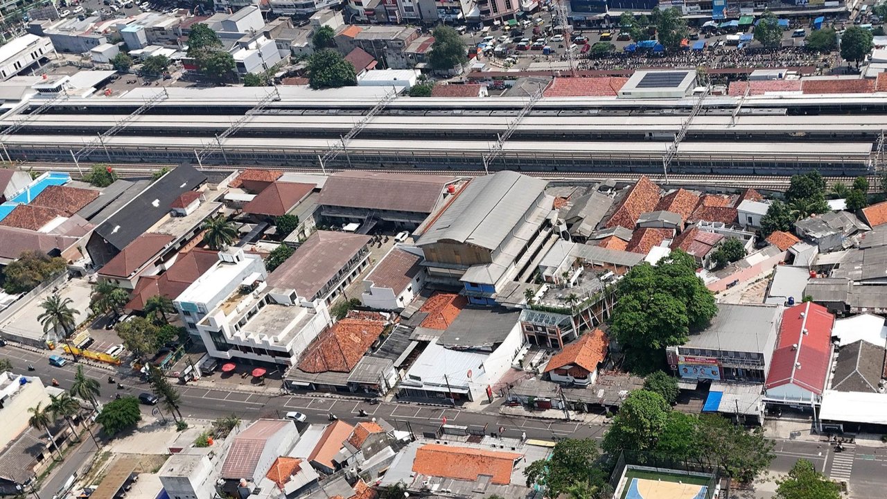 Foto dari udara suasana di Stasiun Tangerang, Kota Tangerang, Banten, Senin (16/9/2024). Kementerian Perhubungan (Kemenhub) melalui Badan Pengelola Transportasi Jabodetabek berencana menata kawasan Stasiun Tangerang dengan fasilitas integrasi antarmoda di tahun 2025 untuk meningkatkan pelayanan bagi masyarakat. Merdeka.com/Arie Basuki