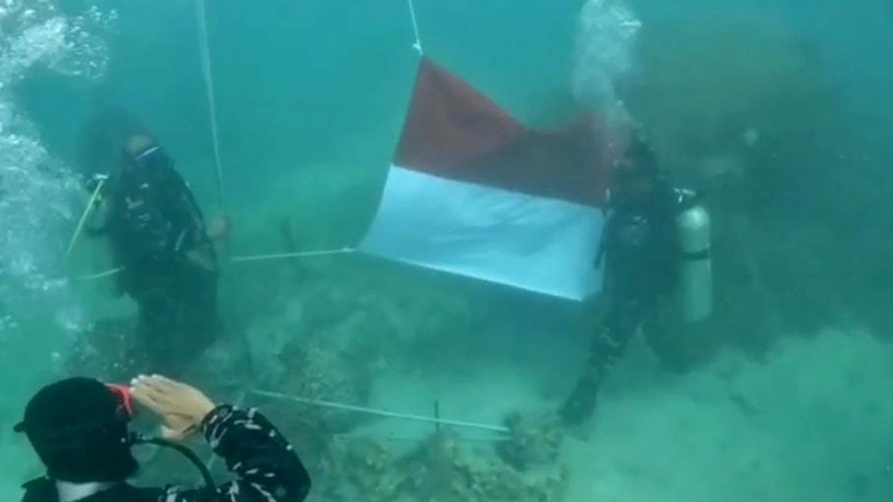 Prajurit penyelam Lanal Banten saat melakukan Upacara HUT Kemerdekaan RI ke 80 di perairan Pulau Sangiang, Banten, Minggu (17/08/2025).