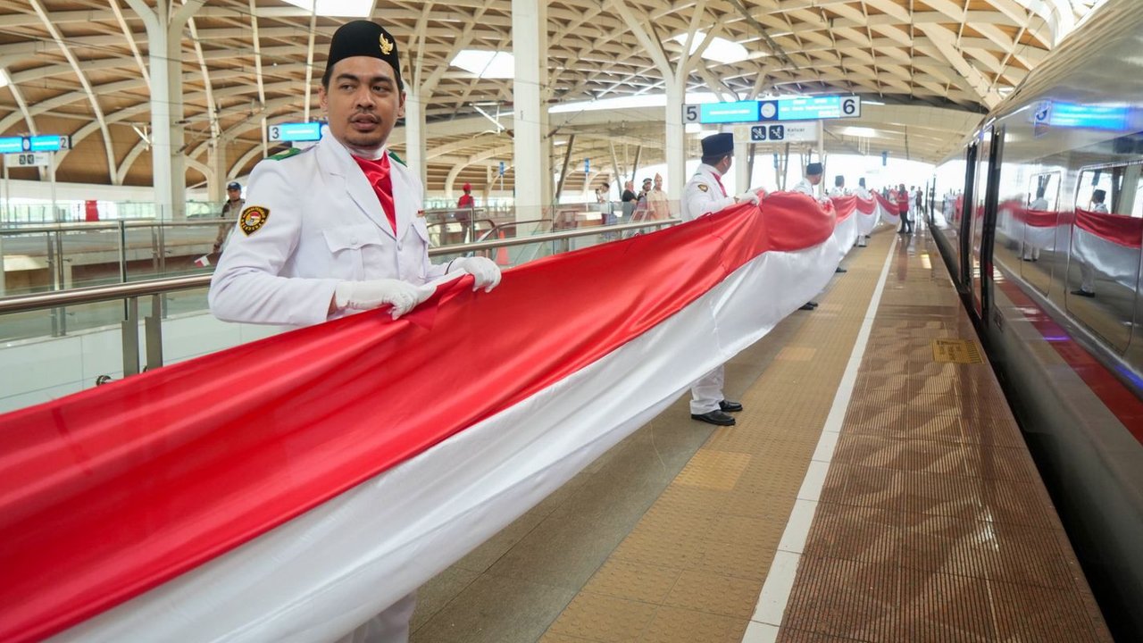 Kerennya Bendera Merah Putih 208 Meter Berkibar Sepanjang Kereta Cepat Whoosh, Begini Penampakannya