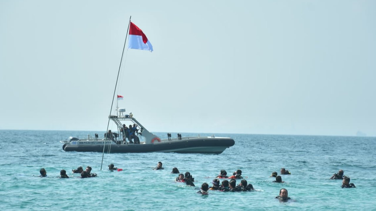 Luar Biasa! TNI AL Kibarkan Bendera Merah Putih dari Dasar Laut Pulau Sangiang