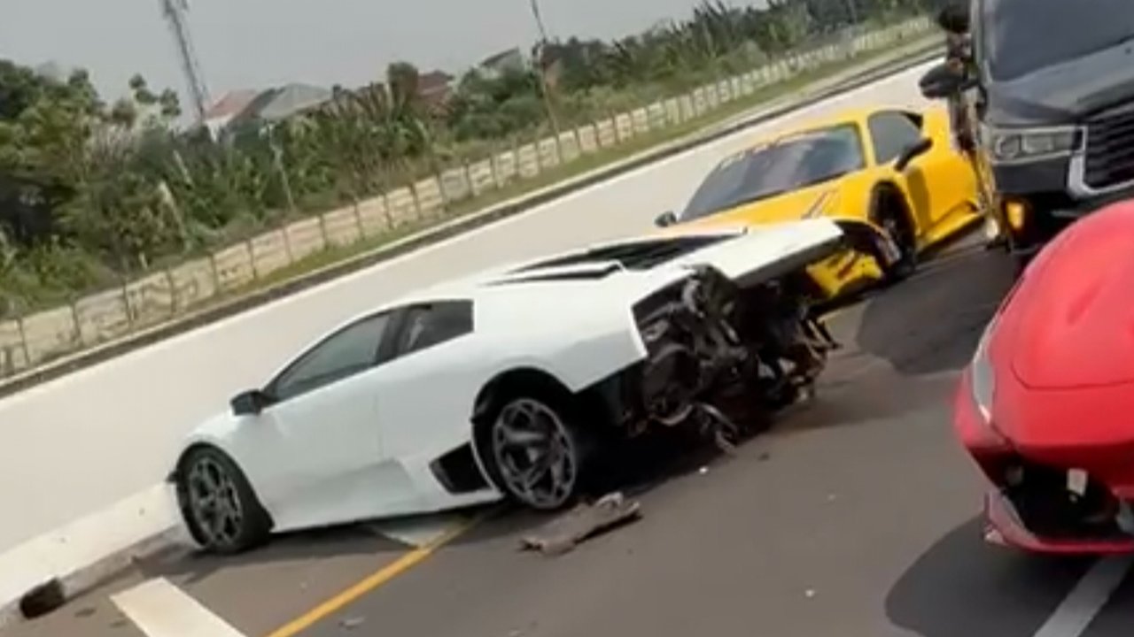 supercar tabrak pembatas jalan di tol cikunir