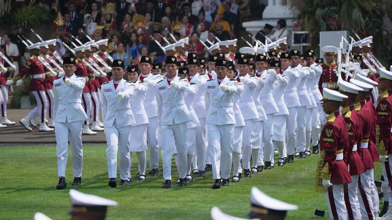 Presiden Prabowo Subianto bersama Presiden ke-6 RI Susilo Bambang Yudhoyono  dan Presiden ke-7 RI Joko Widodo memberi hormat dalam Upacara Peringatan Detik-Detik Proklamasi Kemerdekaan ke-80 RI di Halaman Istana Merdeka, Jakarta, Minggu (17/8/2025).