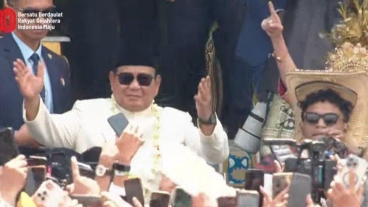 VIDEO: Aksi Sigap Paspampres saat Prabowo Turun Mimbar Joget Lagu Tabola-Bale di Istana