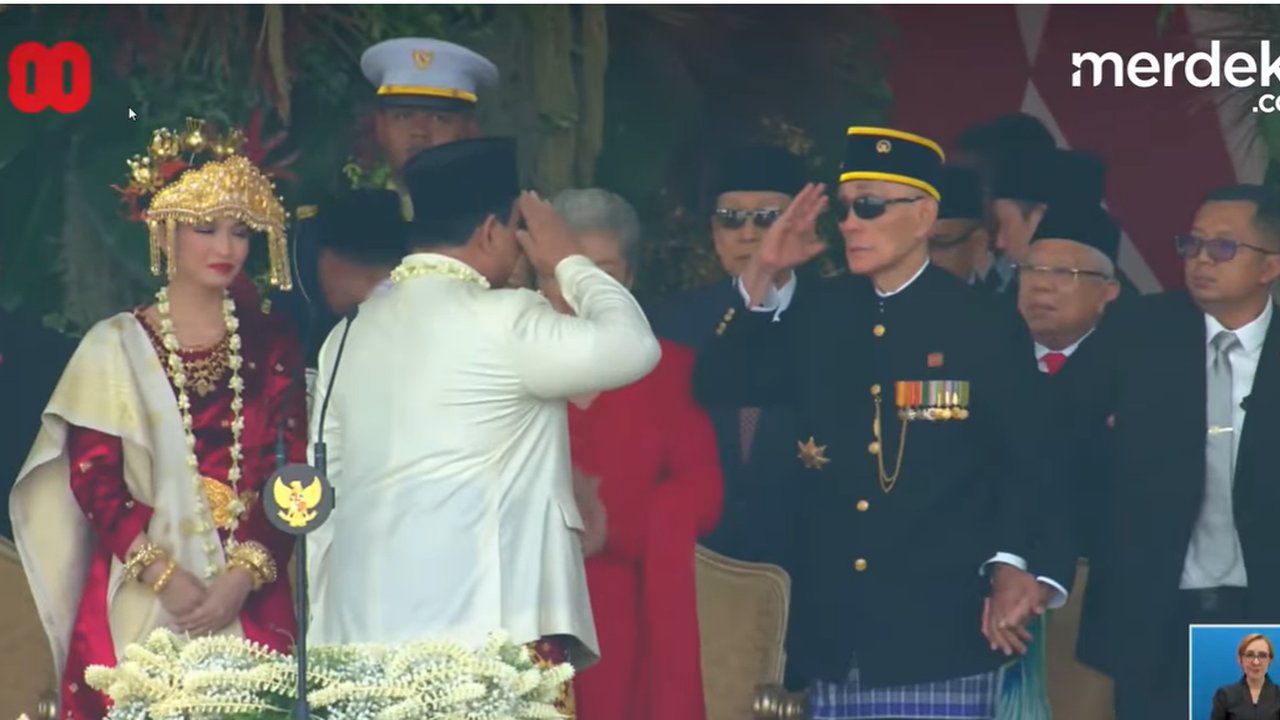 VIDEO: Salut! Jenderal TNI Sepuh Try Sutrisno Gemetar Berusaha Berdiri, Gagah Beri Hormat ke Prabowo