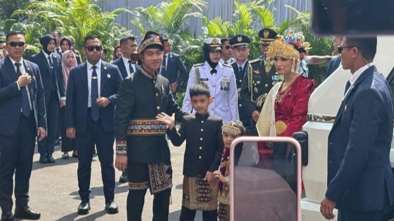 VIDEO: Wapres Gibran Terkejut Pangling Penampilan Prasetyo Berkacamata, Nyaris Dilewati