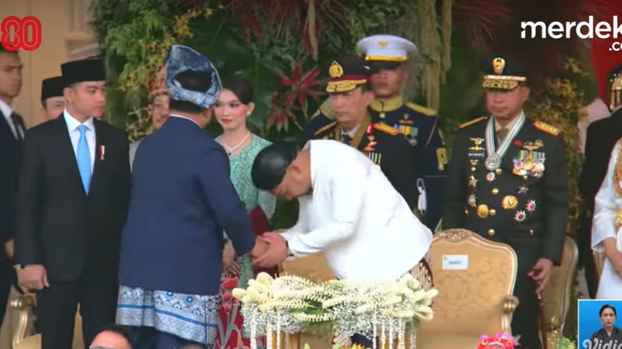 VIDEO: Adab Didit Hediprasetyo, Menunduk Cium Tangan Prabowo Usai Penurunan Bendera di Istana