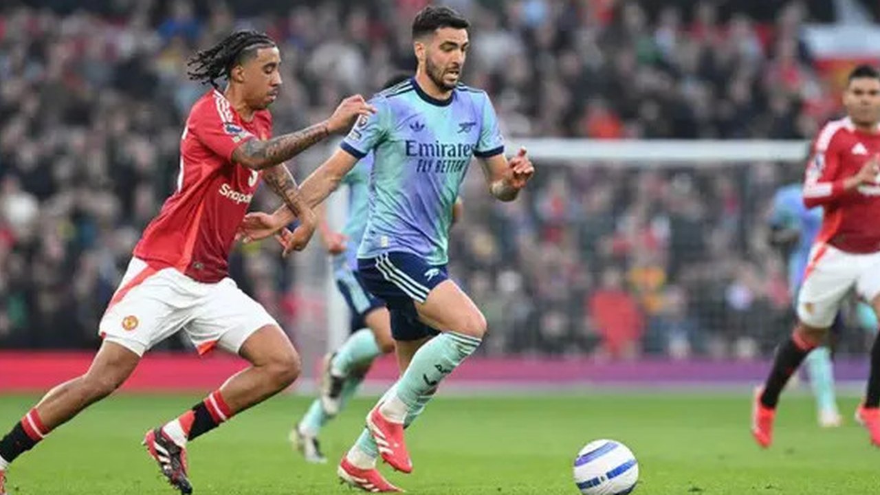 Pelatih Manchester United, Ruben Amorim memberikan tepuk tangan setelah timnya kalah dari West Ham United dalam laga lanjutan Liga Inggris 2024/2025 di Old Trafford, Manchester, Inggris, M