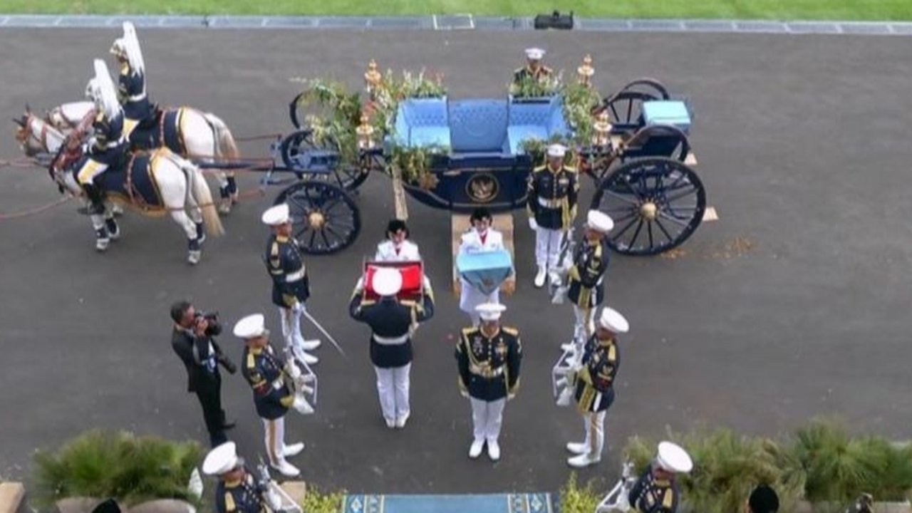Momen Kereta Kencana 'Garuda Prabayeksa' antar Bendera dan Teks Proklamasi Kembali Menuju Monas