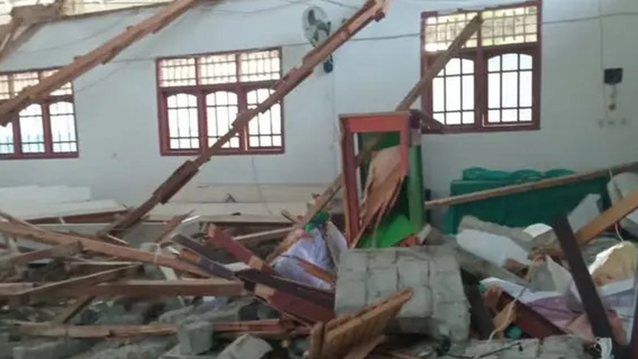 Gereja di Poso roboh diguncang gempa