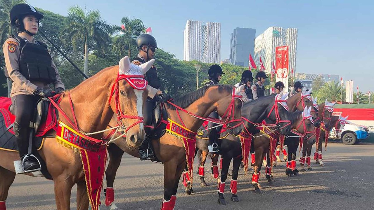 Pasukan berkuda dari Satuan Polsatwa Turangga Polri melakukan patrol di kawasan Monas, Jakarta, Minggu (17/08/2025).