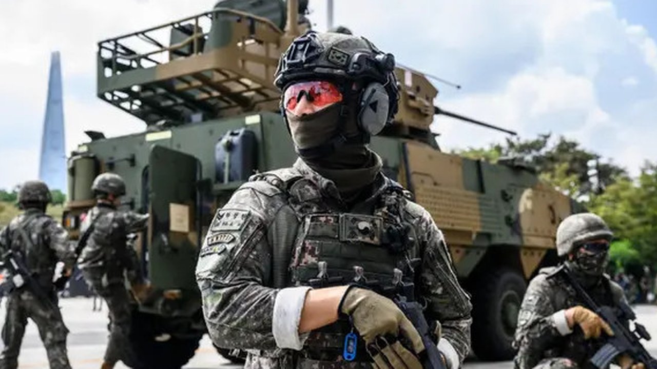 Personel Unit Operasi Khusus Kepolisian Korea Selatan (KNP SOU) diterjunkan dalam latihan anti-teror di Seoul pada tanggal 20 Agustus 2024, (ANTHONY WALLACE/AFP)