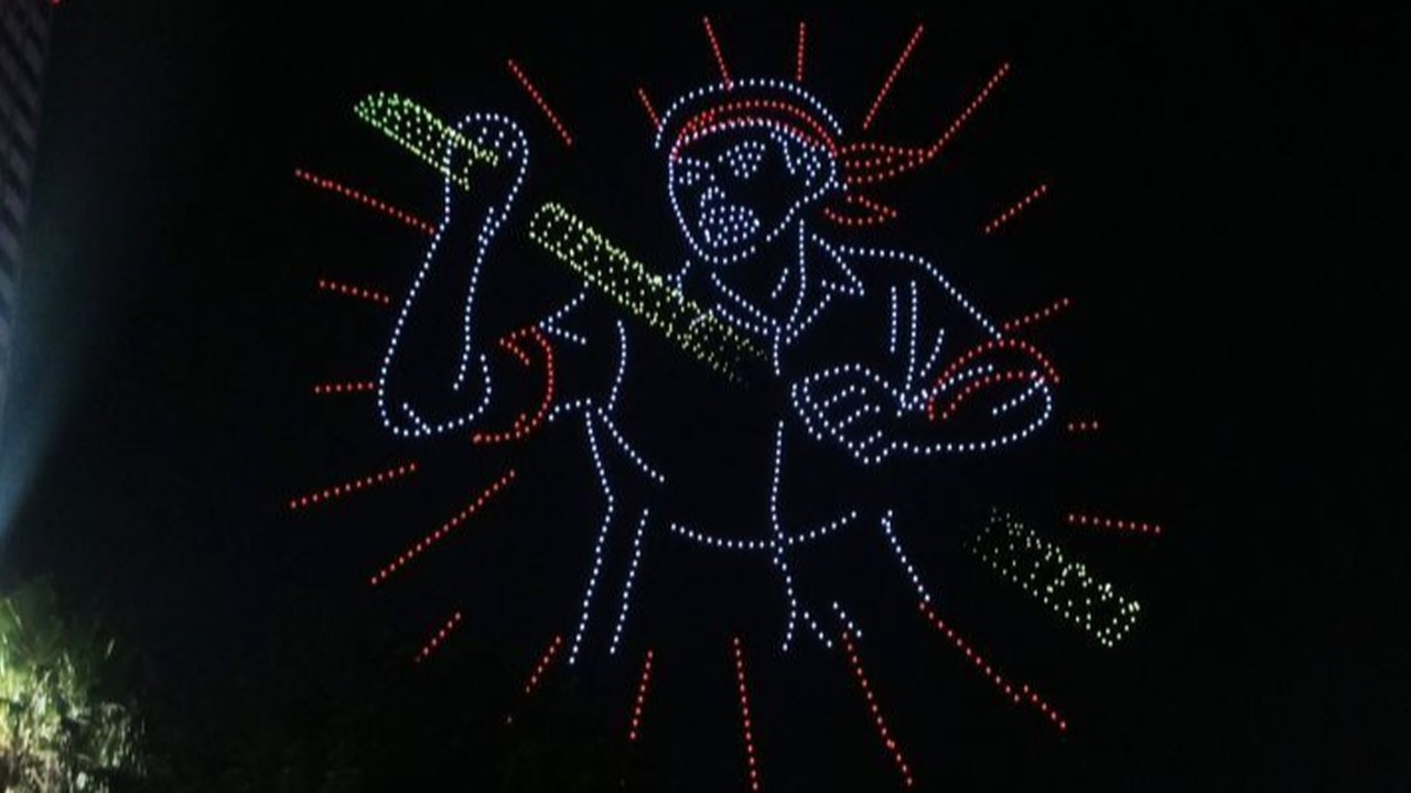 Atraksi Drone dan Kembang Api Tutup Karnaval HUT ke-80 RI di Monas