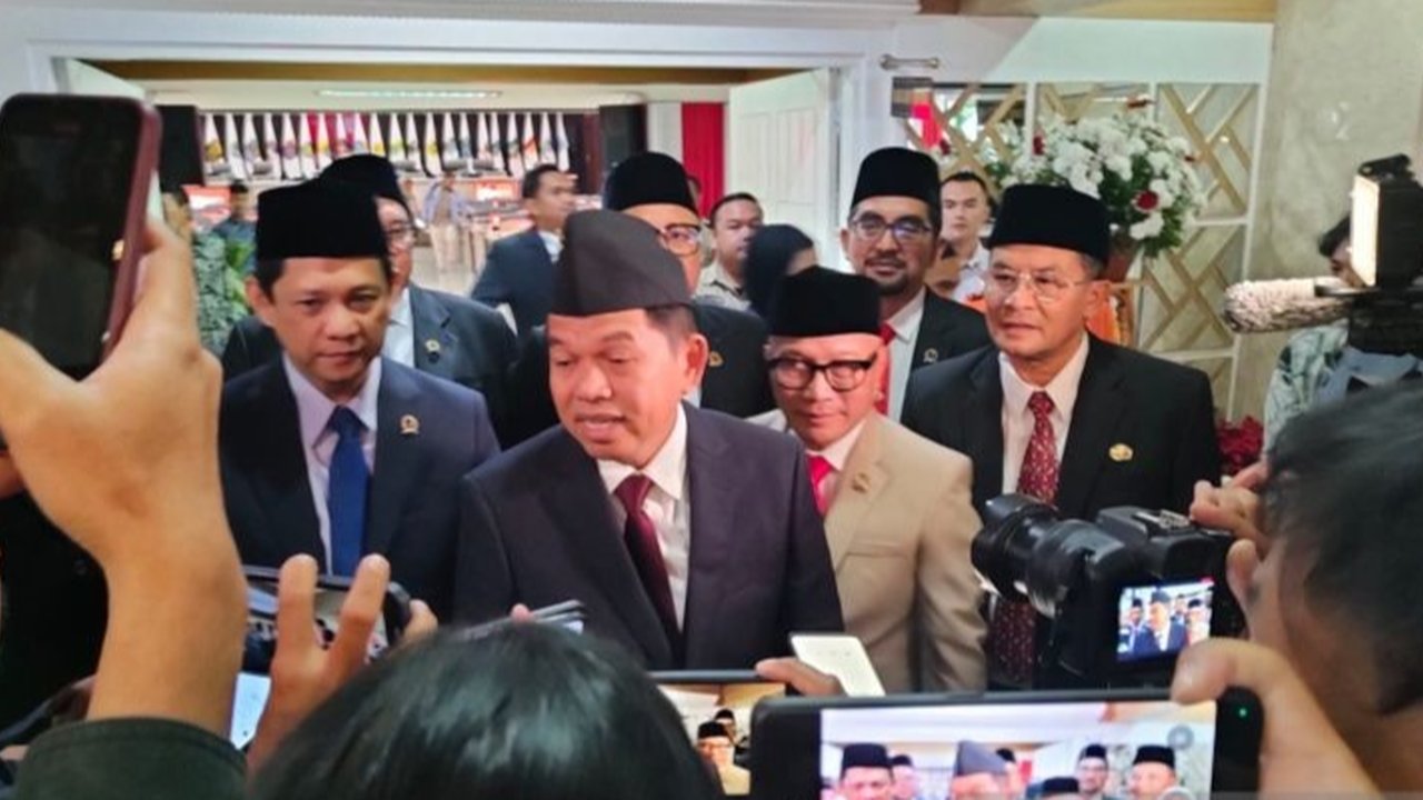 Gubernur Jabar Dedi Mulyadi ancam beri sanksi tegas bagi ASN yang tidak taat bayar pajak kendaraan. Terungkap, ribuan ASN menunggak hingga miliaran rupiah. Apa dampaknya?