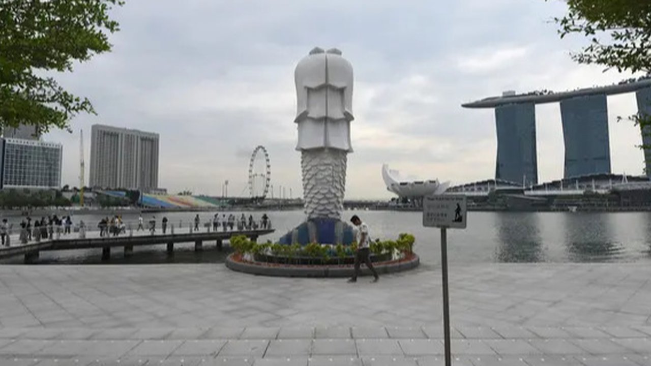 Para wisatawan mengunjungi Taman Merlion di Singapura pada 6 Maret 2020. Tempat-tempat wisata utama di Singapura sepi dari turis di tengah epidemi virus corona COVID-19. (Xinhua/Then Chih