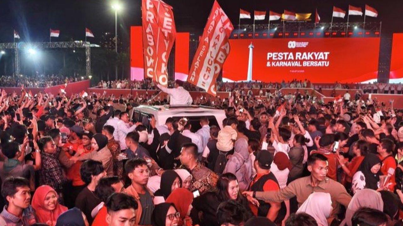 VIDEO: Momen Hangat Prabowo Peluk Cium Anak-anak dan Sapa Warga dari Atas Maung