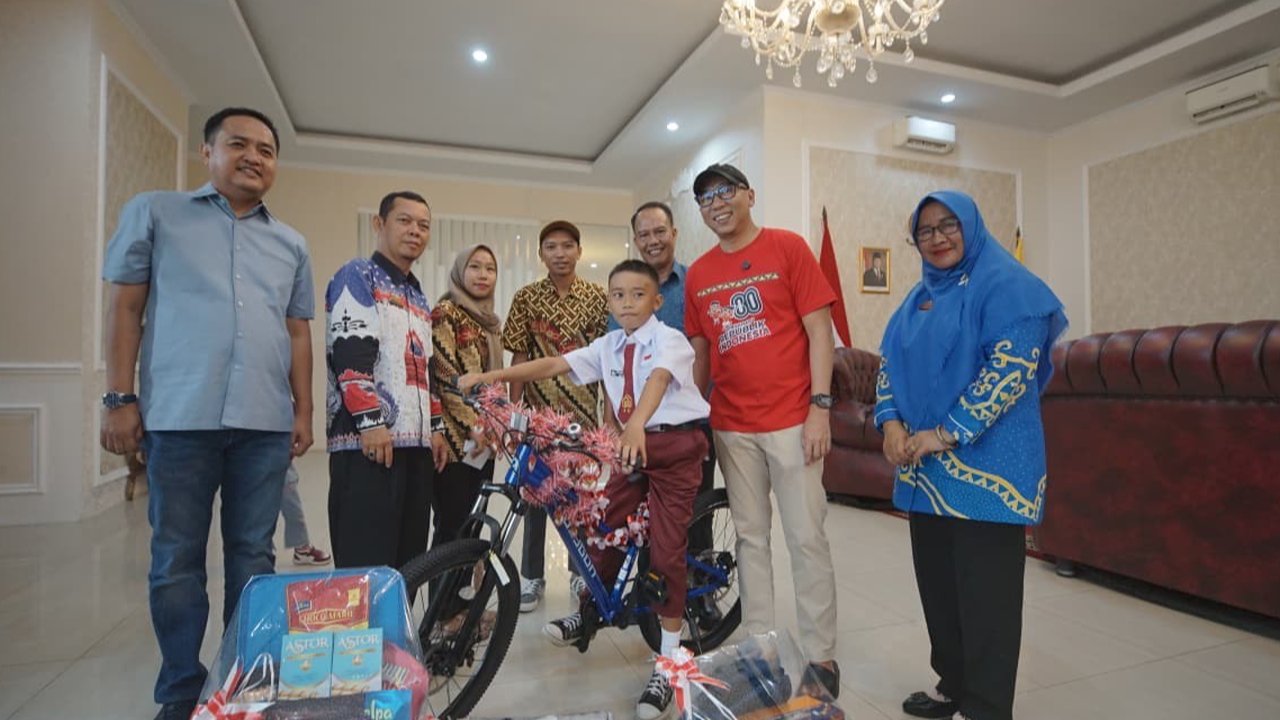 Raihan Panjat Tiang Bendera Demi Merah Putih, Gubernur Lampung Beri Hadiah Tak Terduga