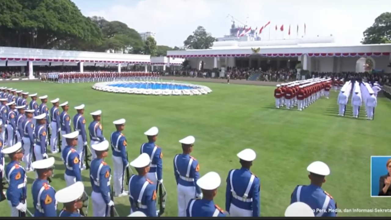 VIDEO: Momen Taruna TNI Peka Pegangi Tangan Temannya Nyaris Pingsan saat Upacara di Istana