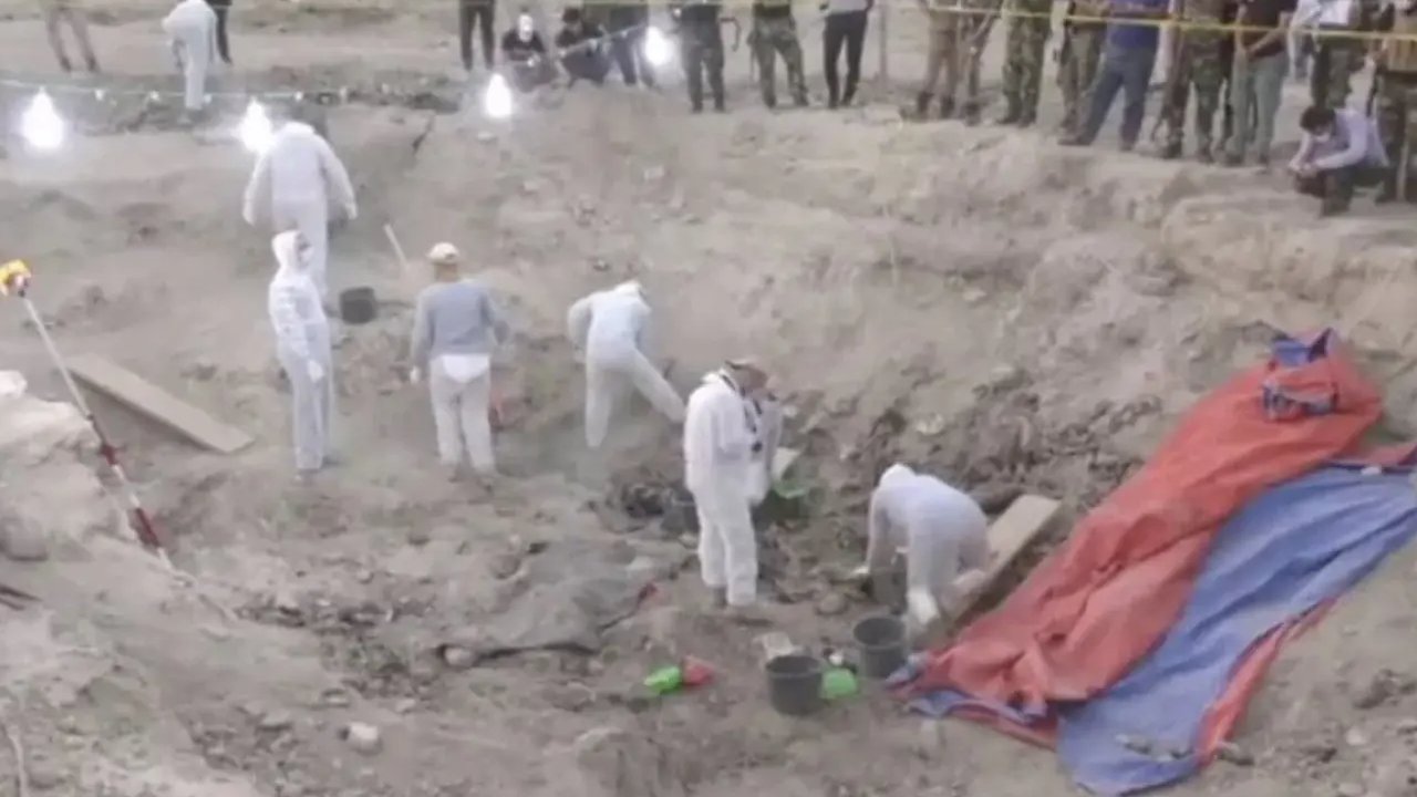 Penggalian di situs al-Khasfa pada Minggu (17/8/2025). Ditemukan sisa-sisa tulang manusia (Dok. AFP/Zaid Al-Obeidi).