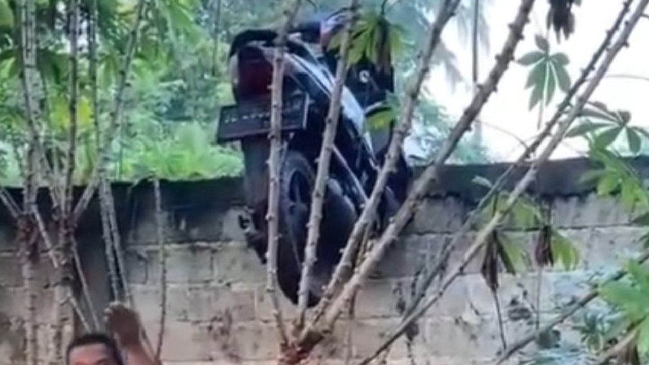 Mau Curi Motor, Eh Nyangkut di Pagar! Aksi Maling Ini Bikin Geleng-Geleng
