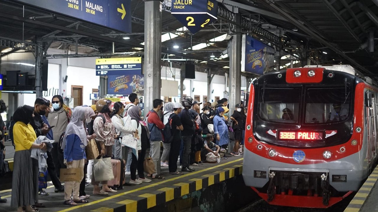 Antusiasme warga membanjiri stasiun KRL demi memanfaatkan tarif KRL Rp80, merayakan HUT RI ke-80 di Monas dan menciptakan momen kebersamaan.