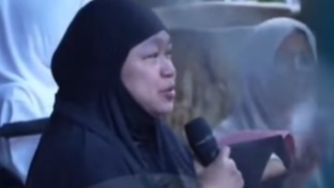 Datangi Gus Iqdam Tanpa Diduga, Ibu Geovanny Artis Cilik Era 90-an  Bikin Haru Jemaah