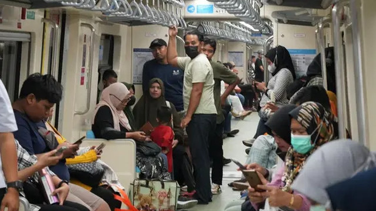Stasiun-stasiun tersebut adalah Stasiun Dukuh Atas, Setiabudi, Rasuna Said, Kuningan, Pancoran, Cikoko, Ciliwung, Cawang, TMII, Kampung Rambutan, Ciracas, Harjamukti, Halim, Jatibening Baru,