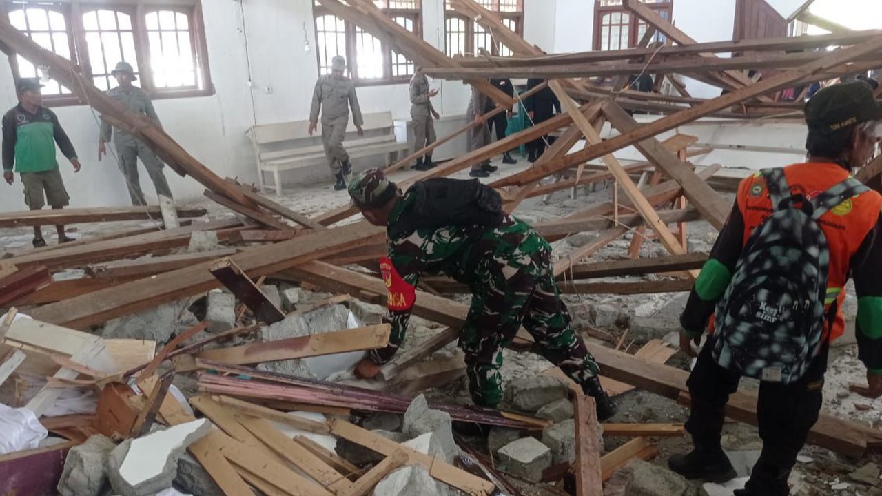 Pulihkan Aktivitas Warga, TNI AD Kerahkan Personel Bersihkan Puing Gempa Poso